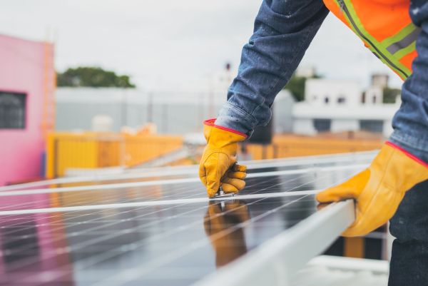 10 astuces pour réduire vos factures avec les panneaux solaires